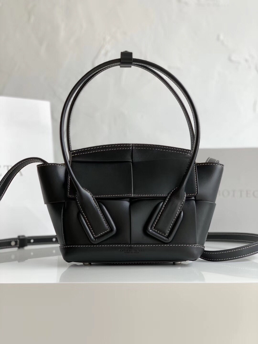 TOP Bottega Veneta BV Mini Arco 29 Leather Bag - Black