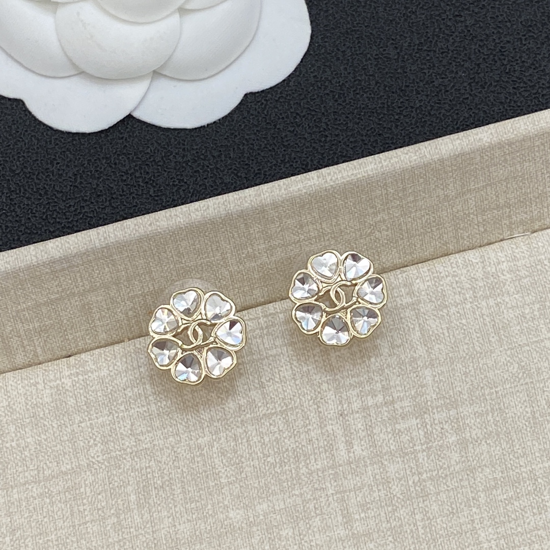 TOP CHANEL CC Flower Earrings - Gold with Diamonds