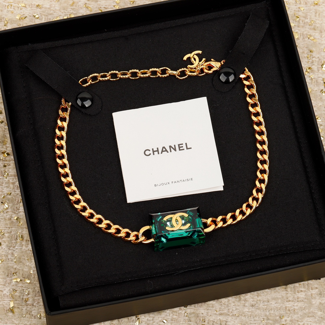 TOP CHANEL Green Resin CC Choker Necklace