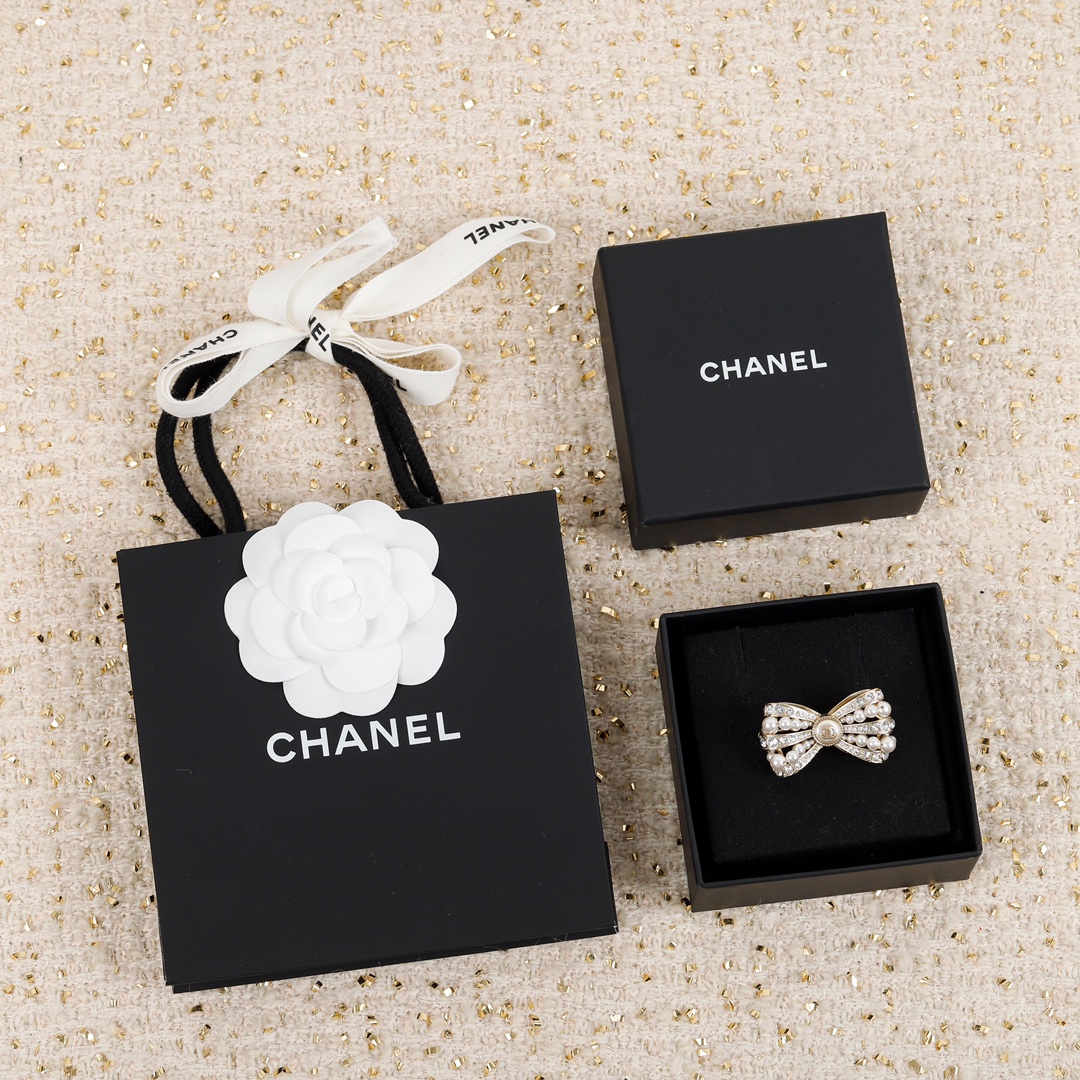 TOP CHANEL Bow Pearl Brooch