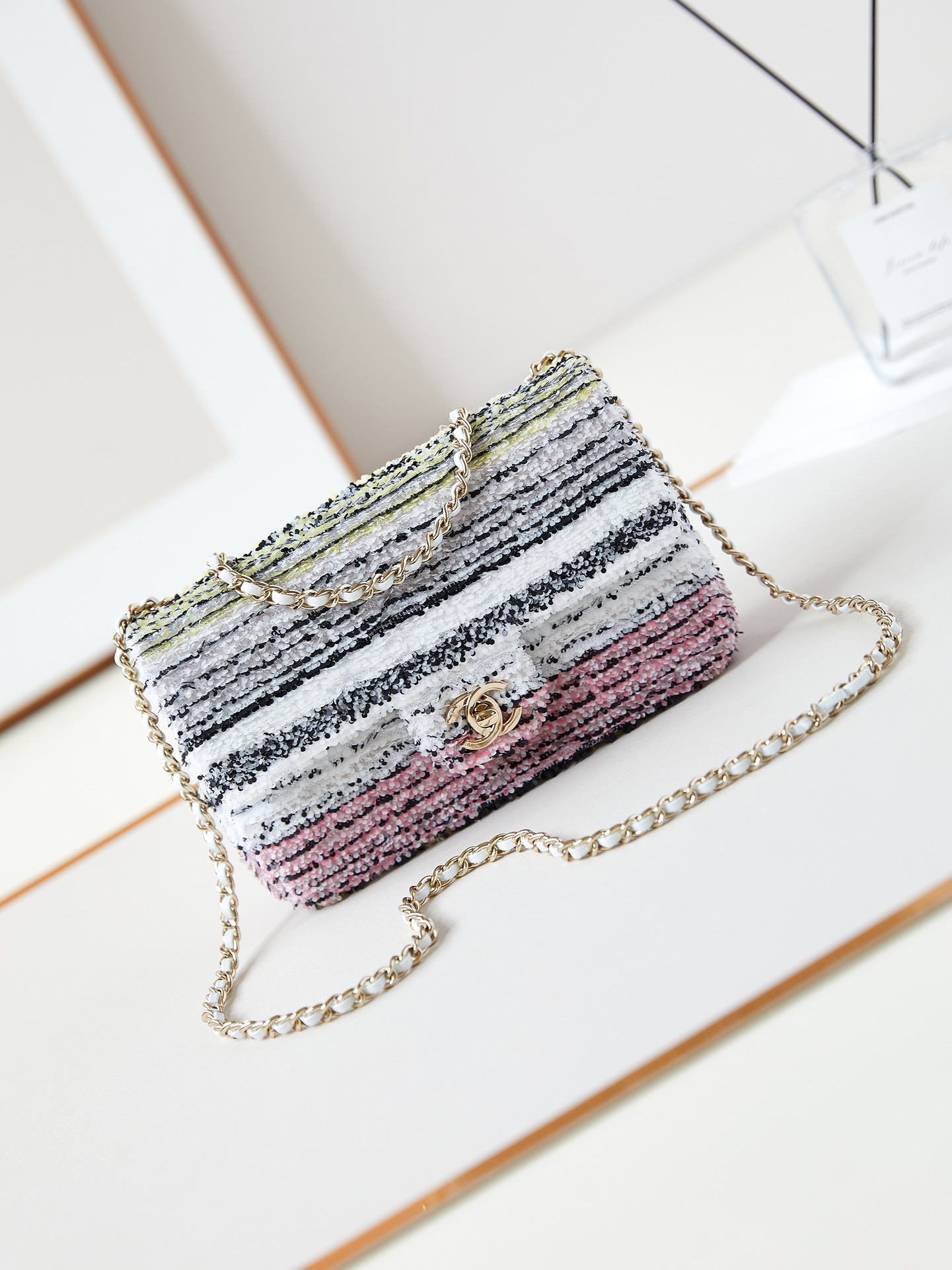 TOP CHANEL Colorful Sequins Flab Bag 14x21x8cm