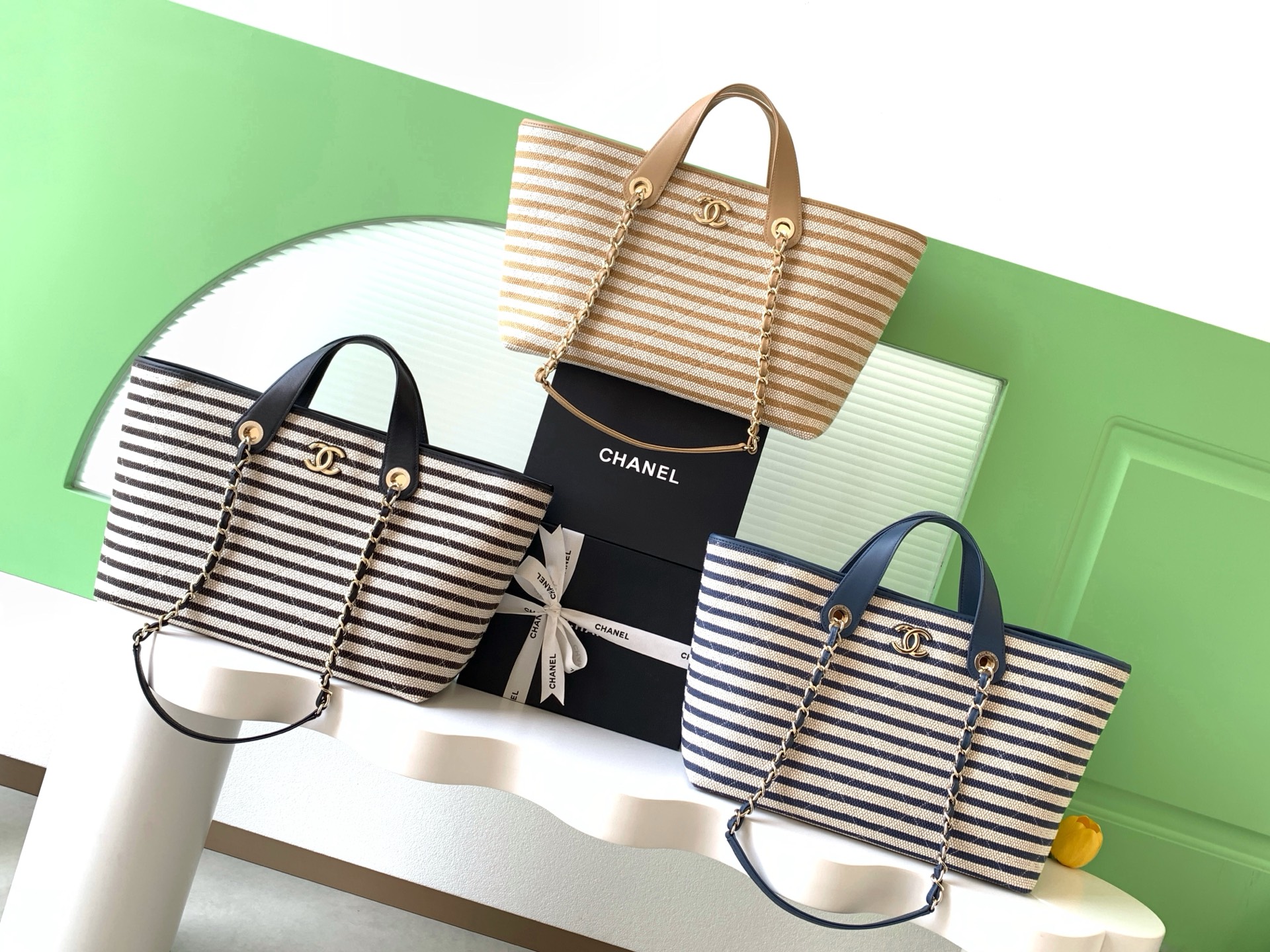 TOP CHANEL Early Spring Resort Collection Woven Striped Bag 25-46-13 cm - 3 Colors