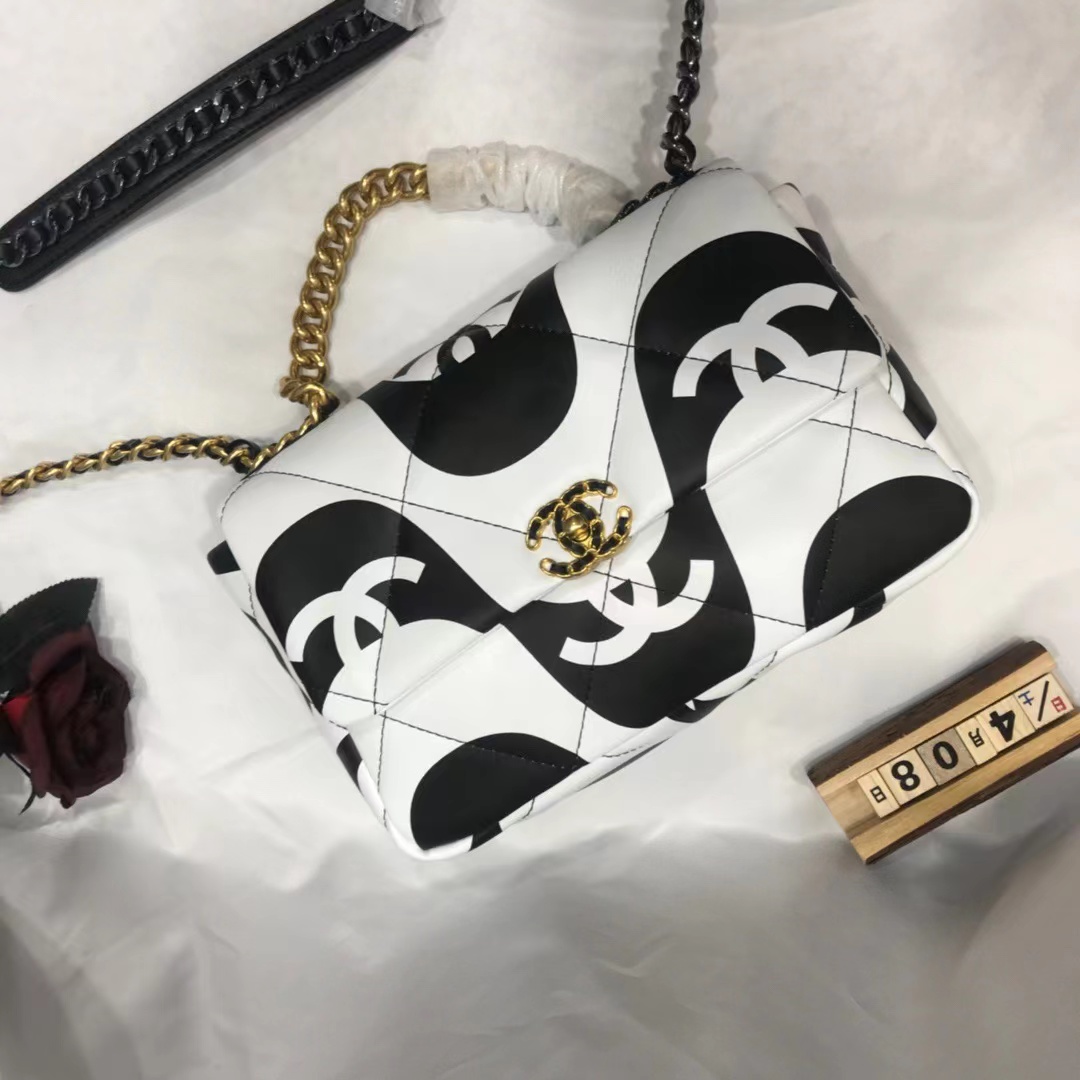 TOP CHANEL19 Bag 26/30cm - White&Black