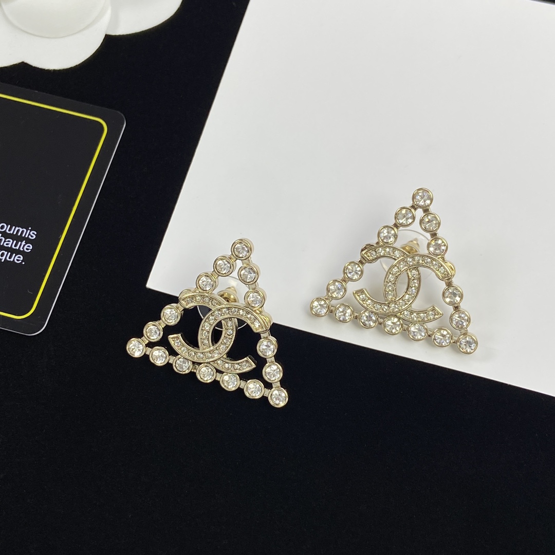 TOP CHANEL Metal Triangle/Diamond Earrings - Gold