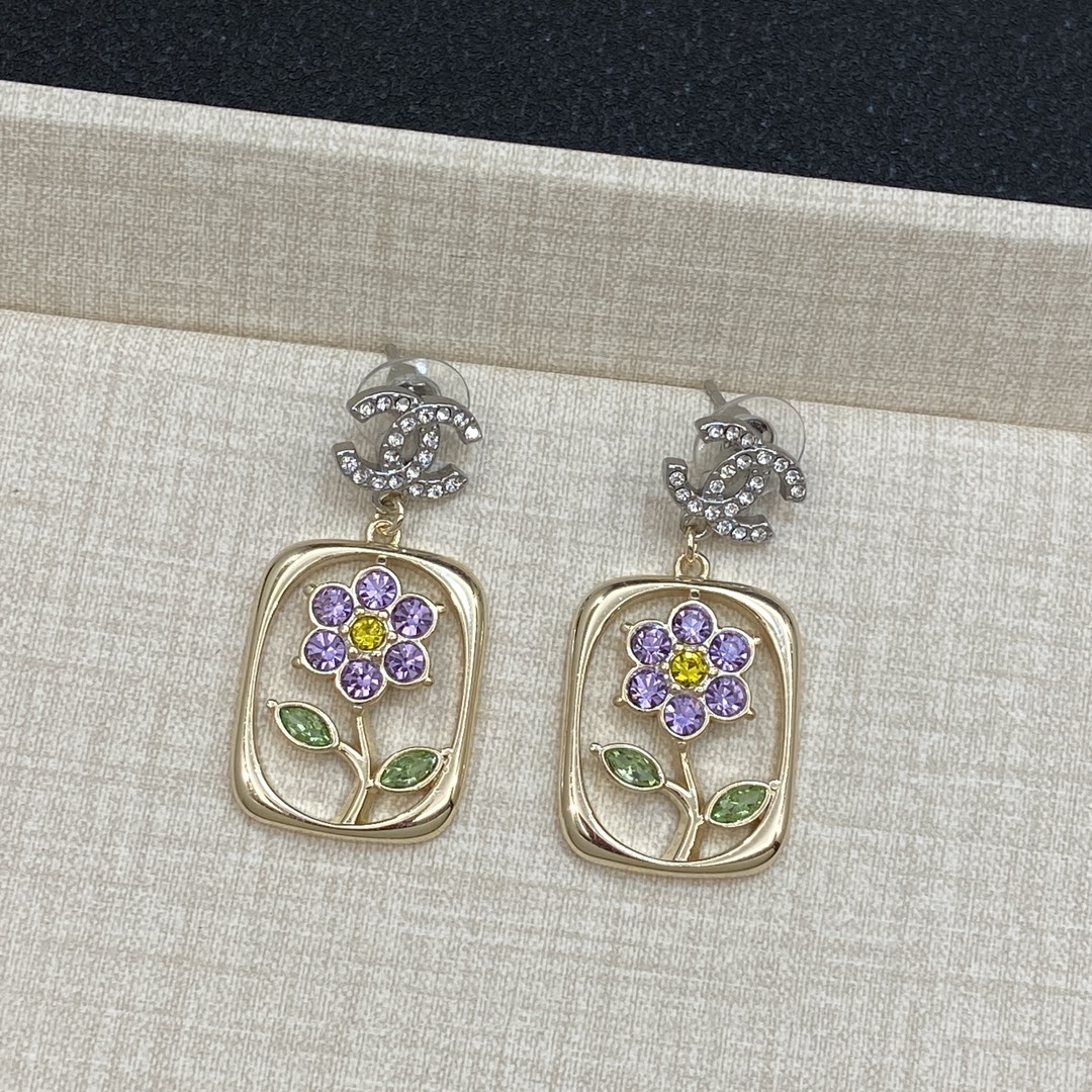 TOP CHANEL Flowers  Earrings - Gold