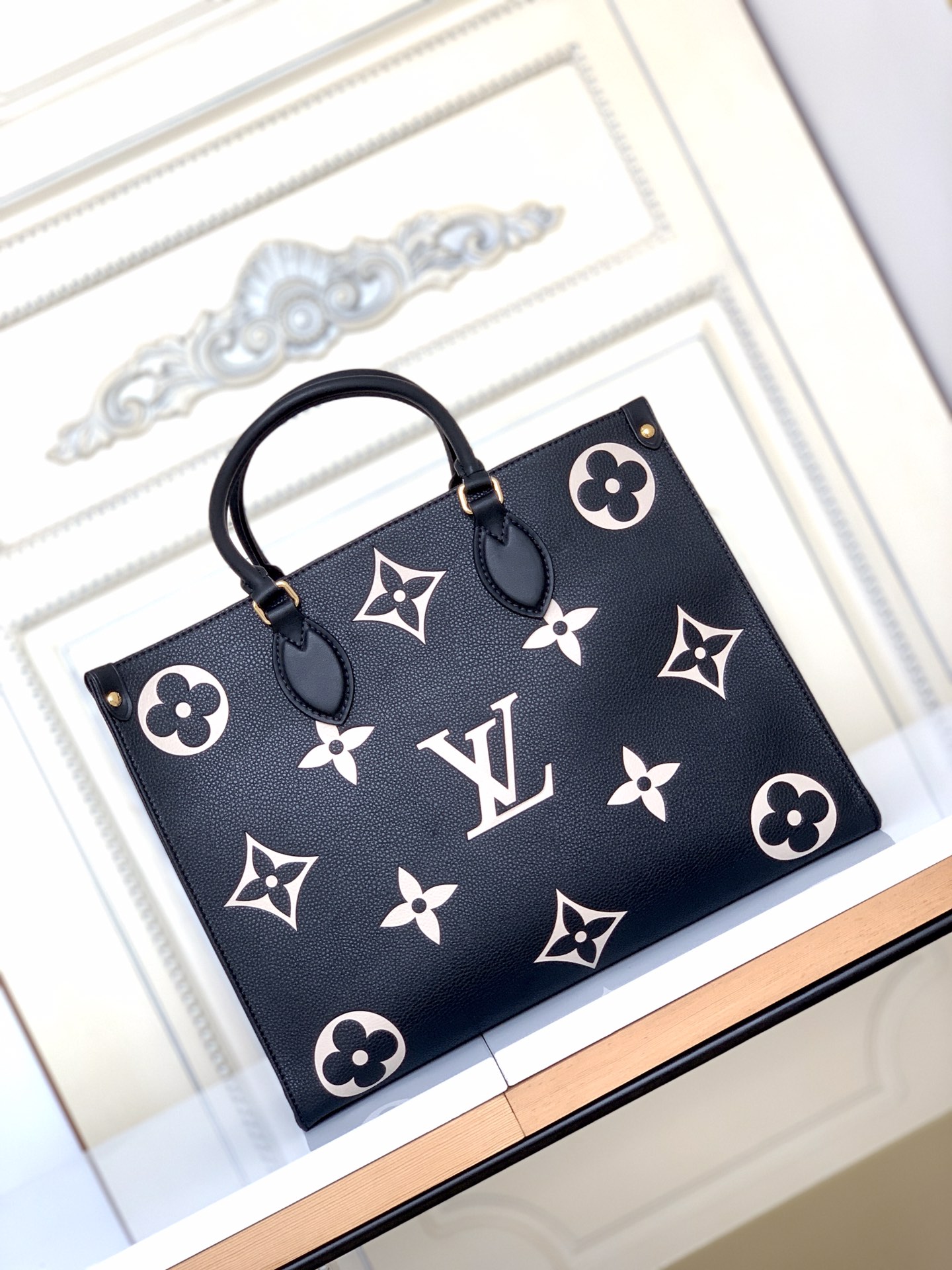 TOP Louis Vuitton LV On The Go Empreinte 2 Tones Tote MM 34.0 x 26.0 x 13.0 cm - Black and Cream