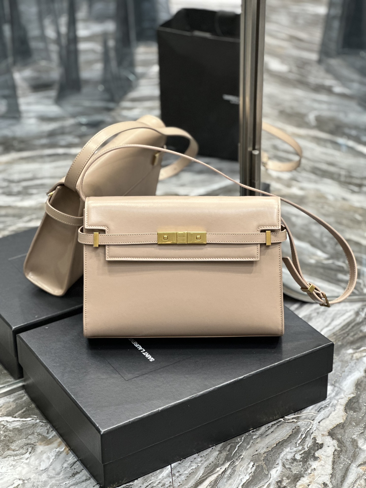 TOP Yves Saint Laurent YSL Manhattan Flip Top Baguette  Bag - Bean paste Color