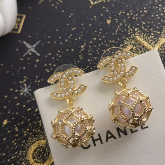 TOP CHANEL Woven Mesh Pearl CC  Earrings