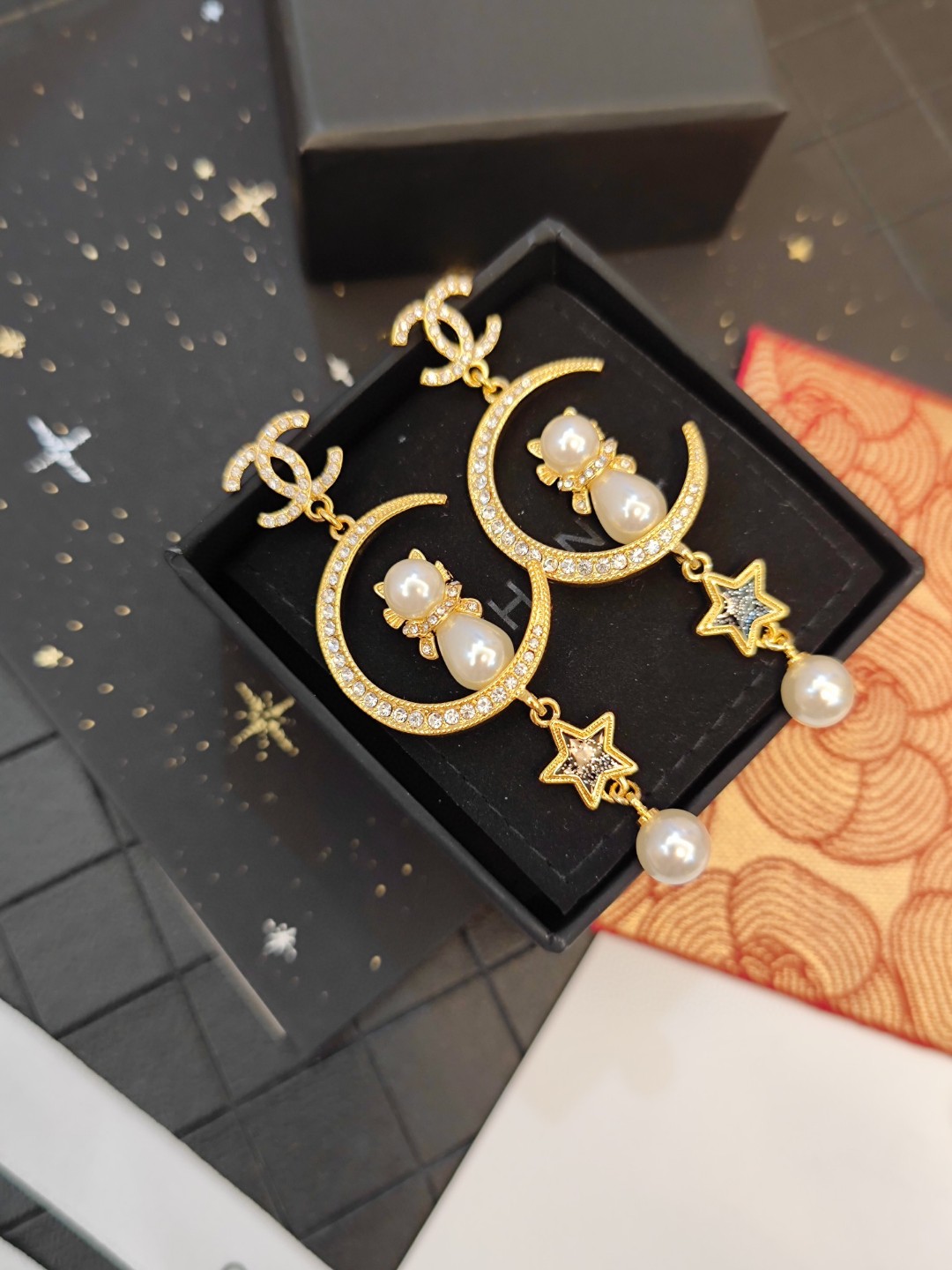 TOP CHANEL Earrings - Gold