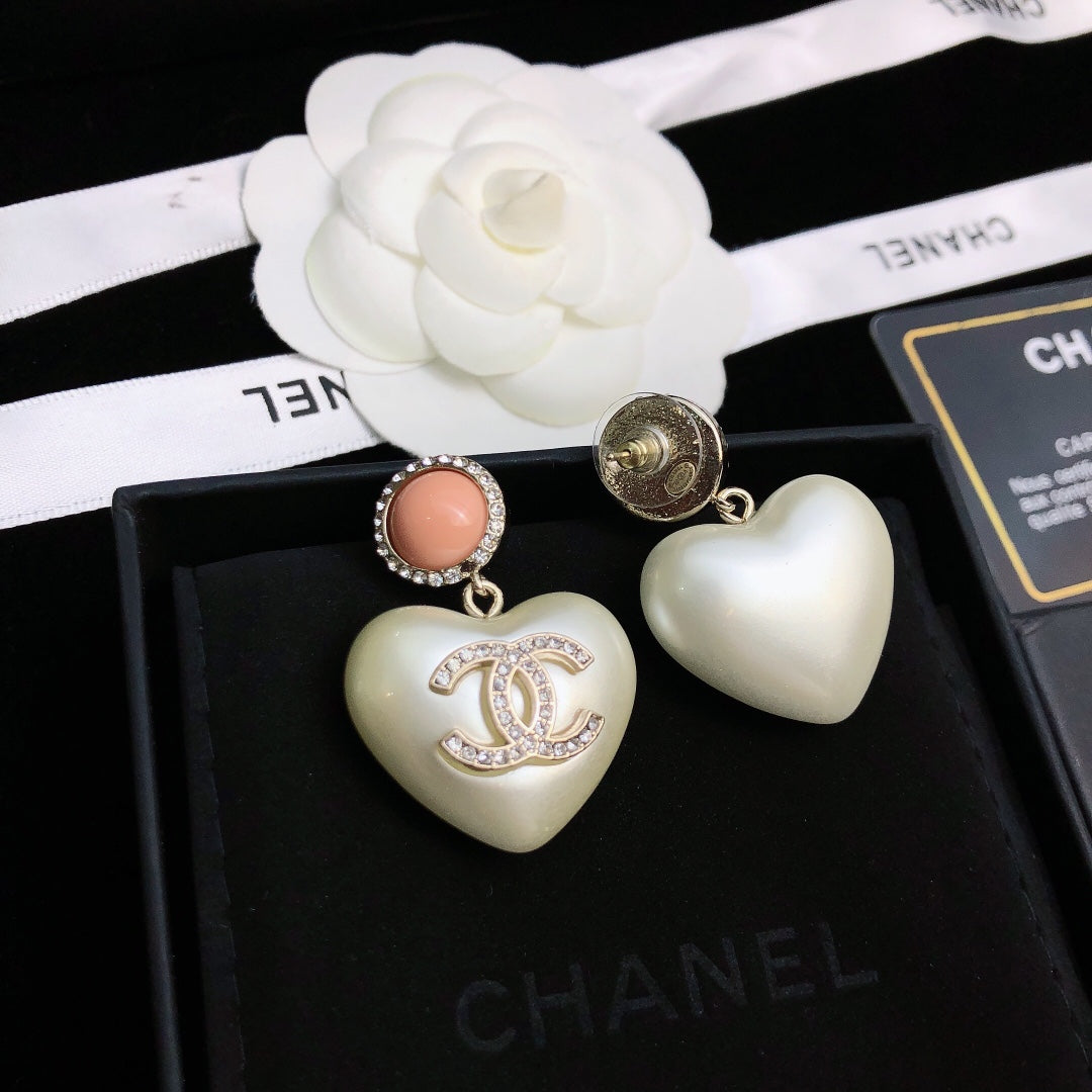 TOP CHANEL Hearts Pearls Gold Pink and White