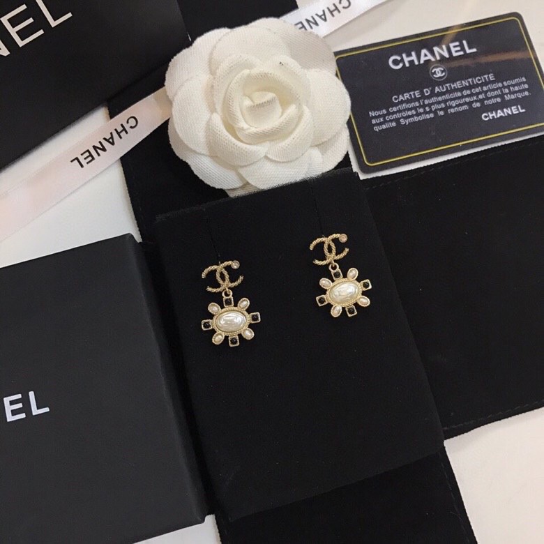 TOP CHANEL Double C Pearl Earrings