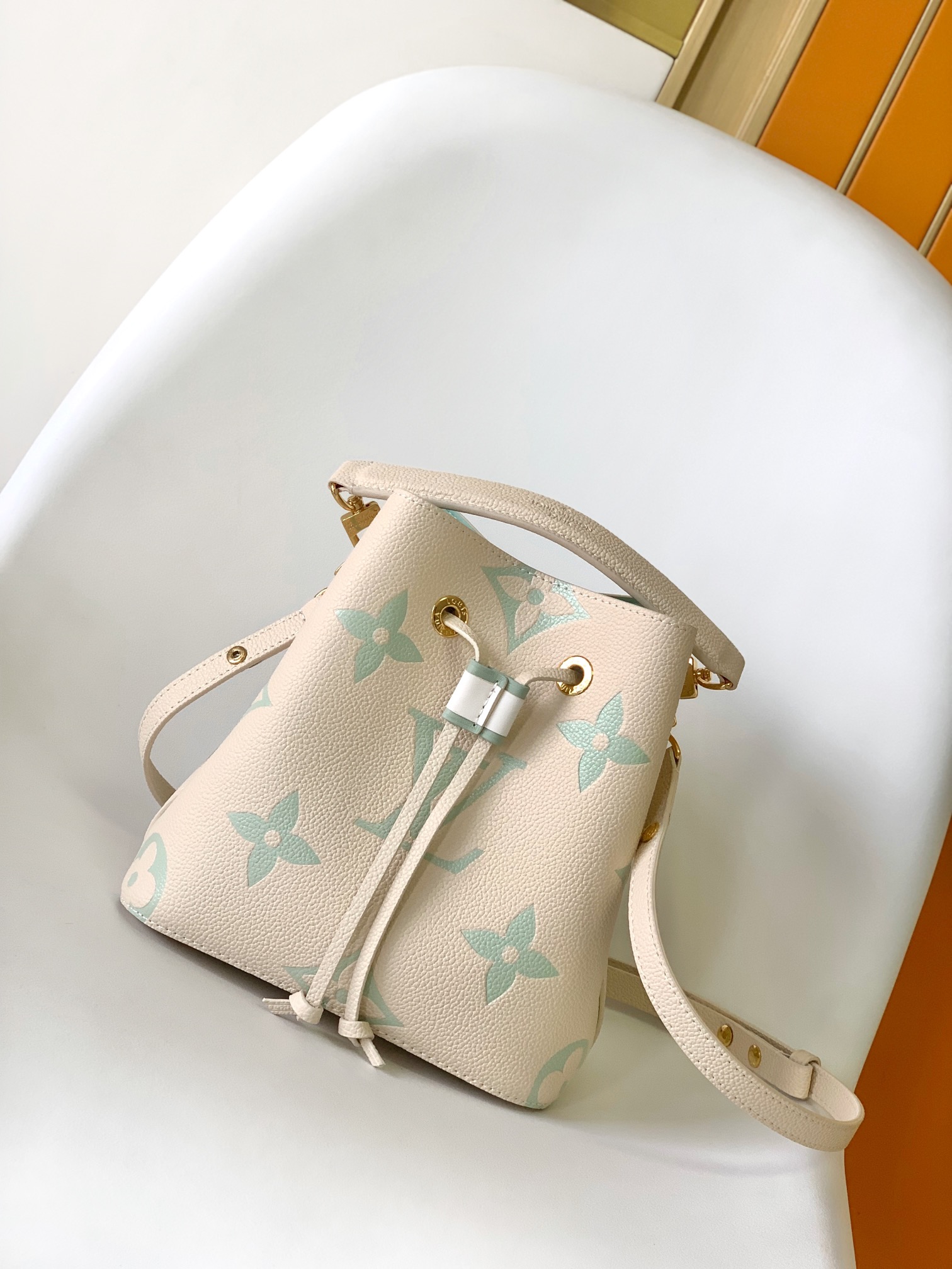 TOP Louis Vuitton LV  Cow Leather Noe Bag 20x20x13cm-White