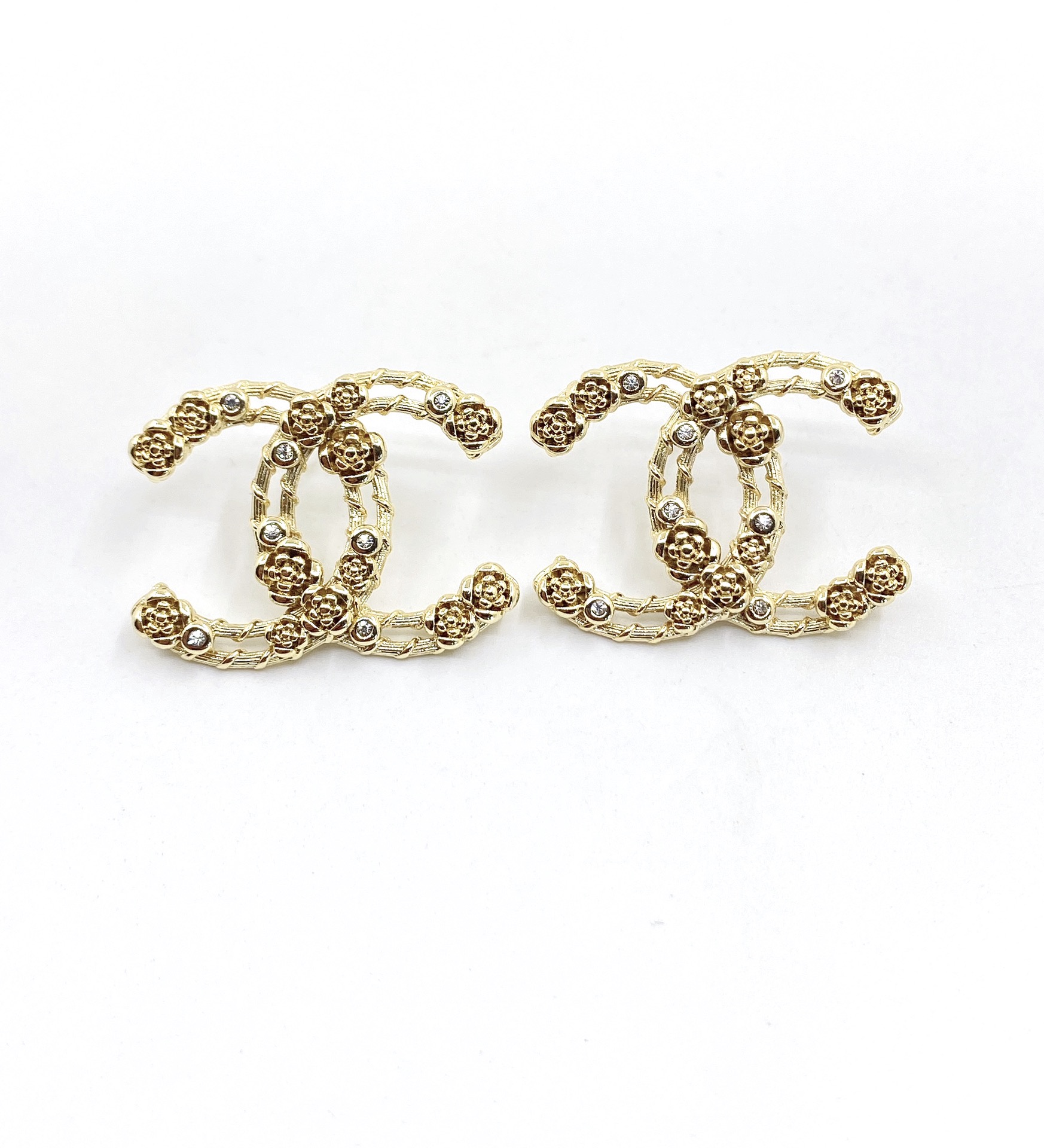 TOP CHANEL Hollow Rose Double C Earrings - Gold