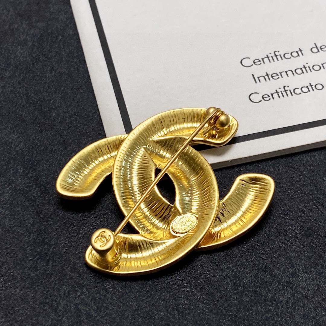 TOP CHANEL Gold Retro Style Brooch