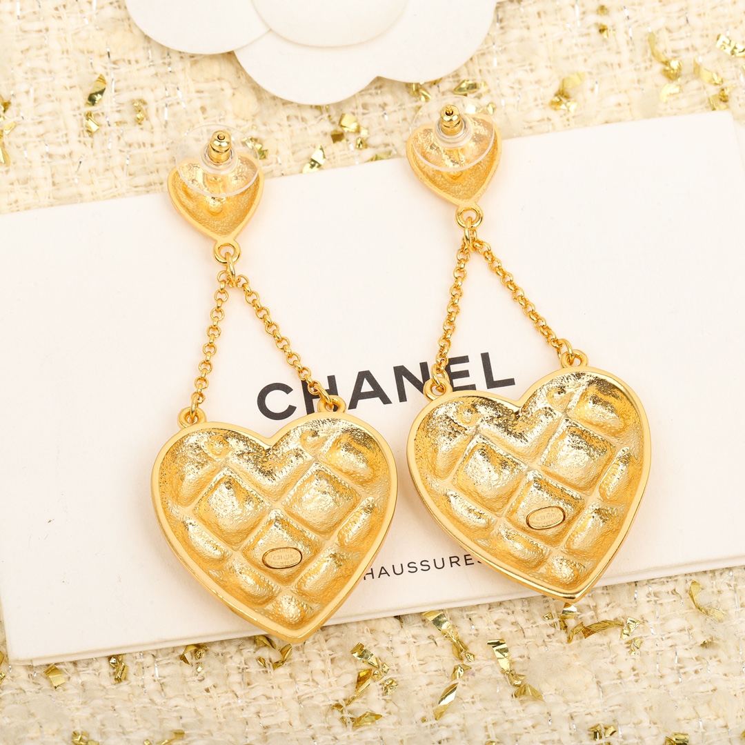 TOP CHANEL Heart Earrings