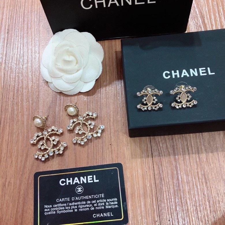 TOP CHANEL Pearl Diamond Earrings