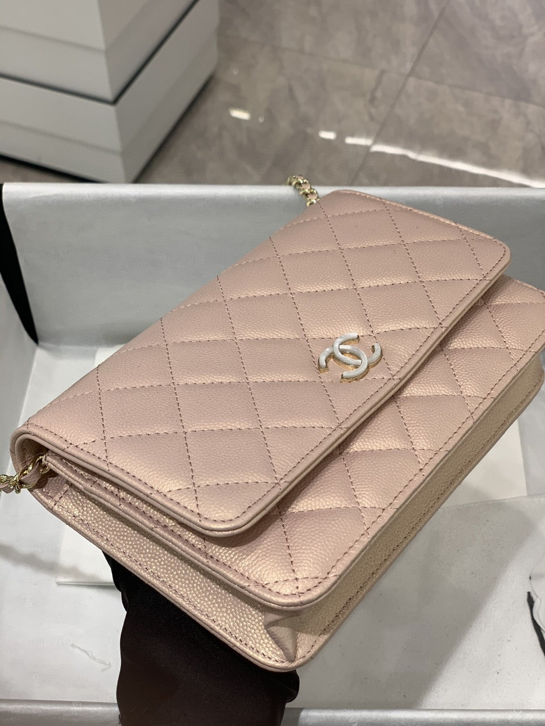 TOP CHANEL WOC Pearl Logo- Iridescent Pink
