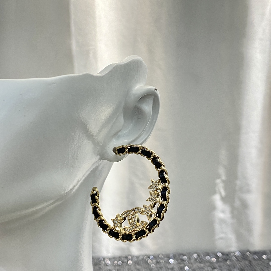 TOP CHANEL Double C Pierced Leather Star Earrings - Gold