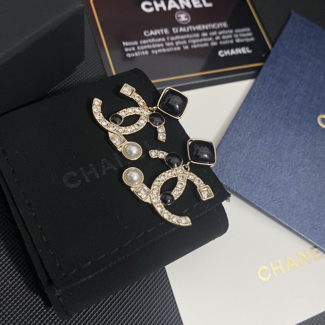 TOP CHANEL Black and White Diamond Alphabet Pearl Stud Earrings