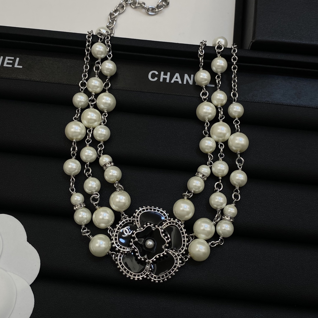 TOP CHANEL Sweater Chain with Pearl and Flower - Silver