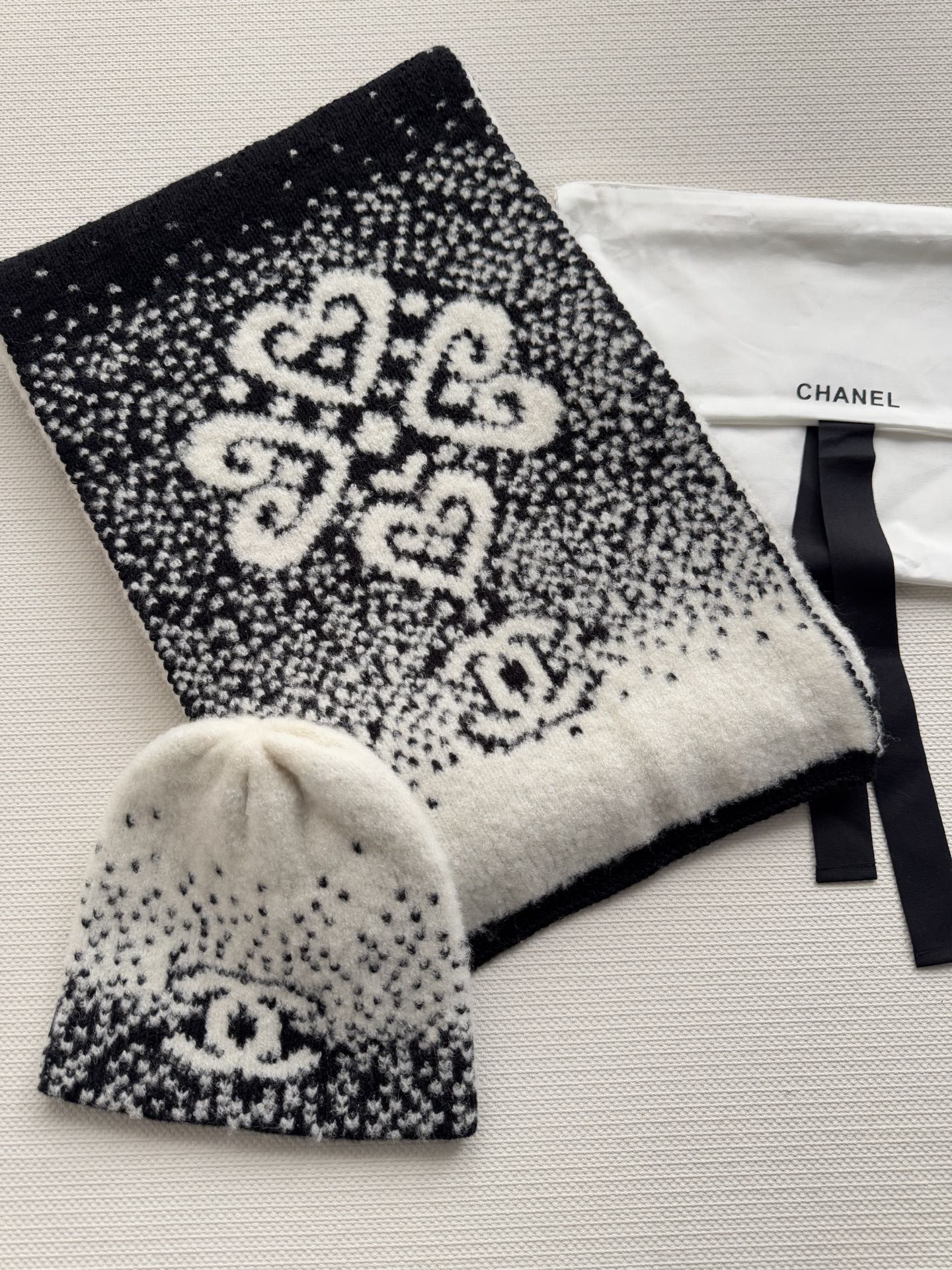 TOP CHANEL Knitted Hat + Scarf - White
