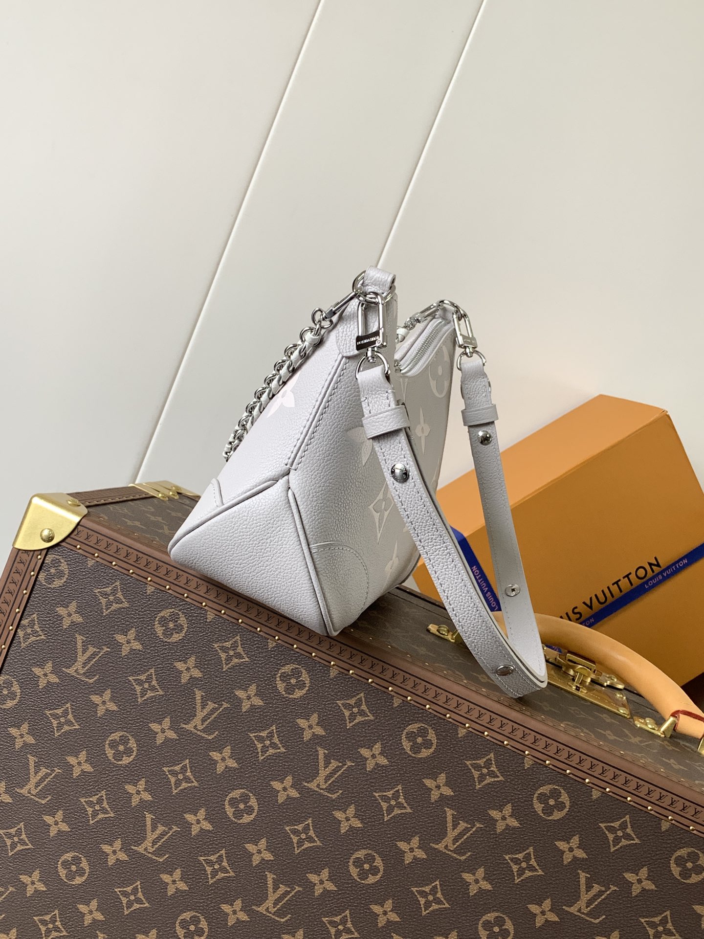 TOP Louis Vuitton LV Boulogne Bag Monogram Empreinte Leather 29x16x9.5cm - Gray