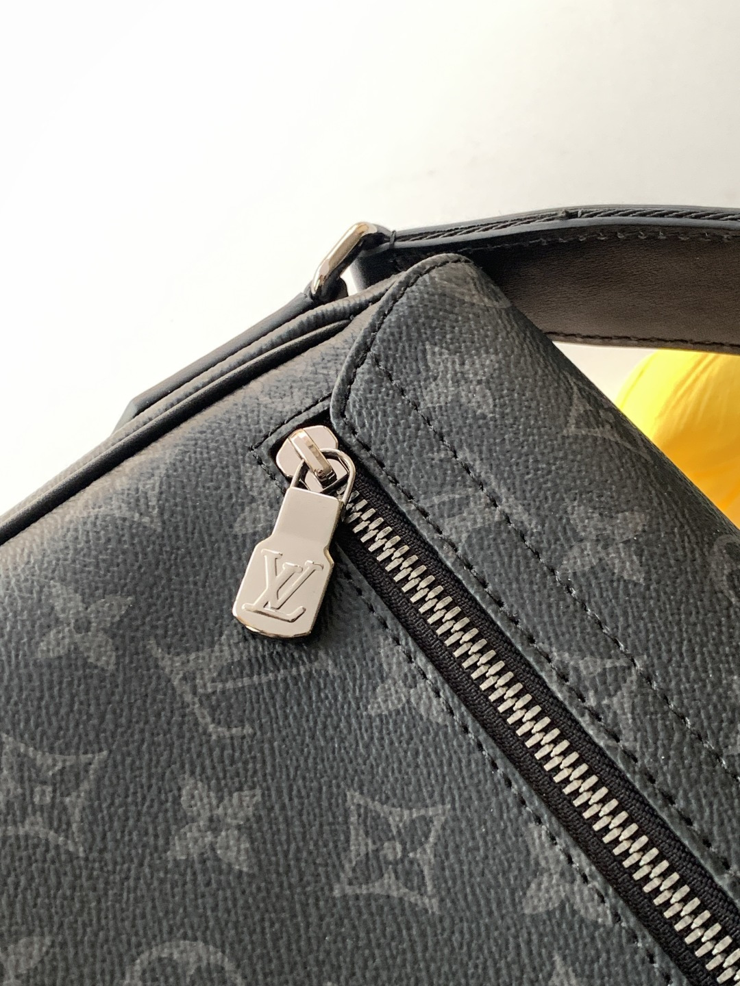 TOP Louis Vuitton LV District Monogram Eclipse Canvas Bag 26x20x7cm - Black