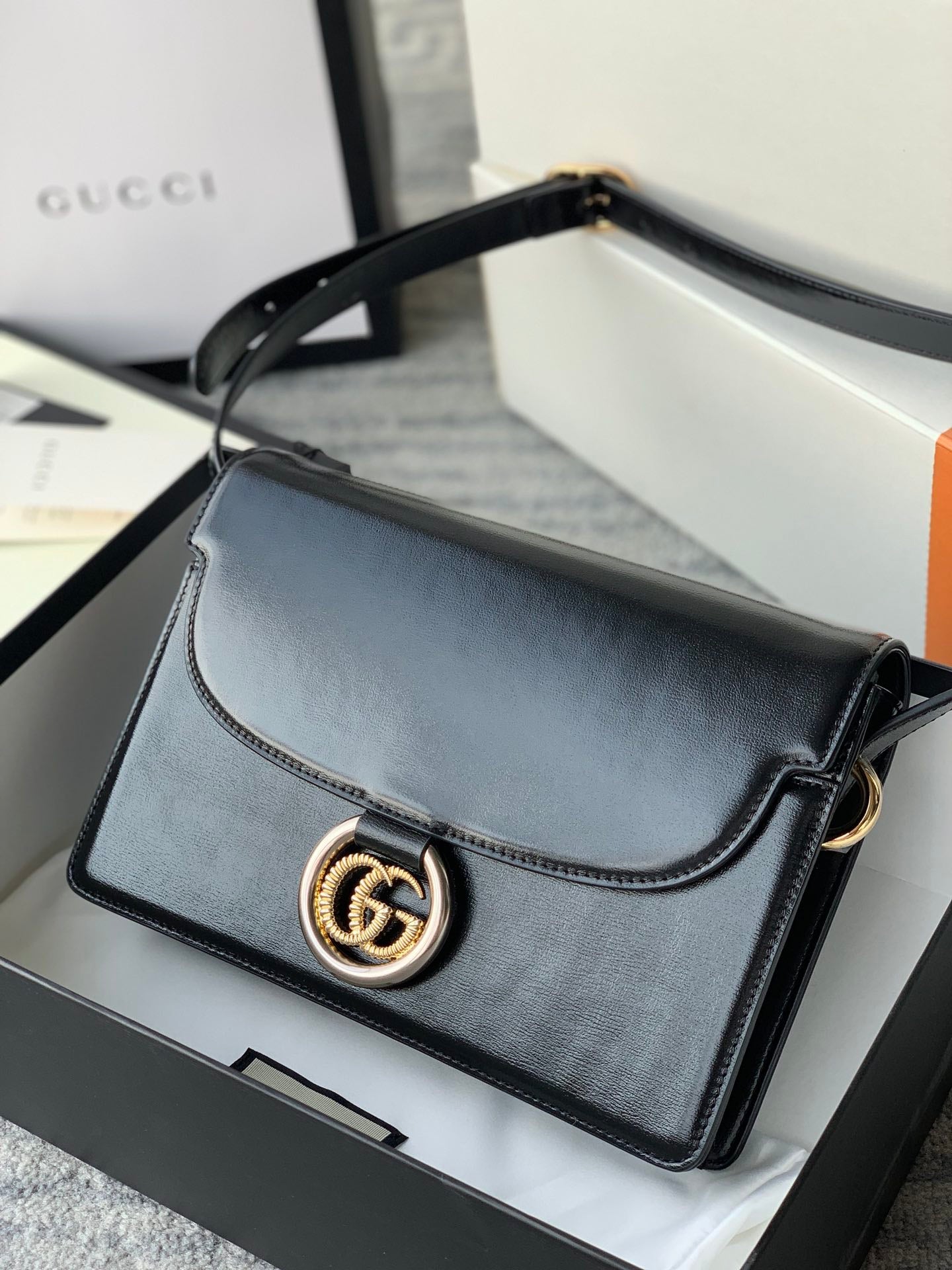 TOP GUCCI Logo Plaque Shoulder Bag - Black