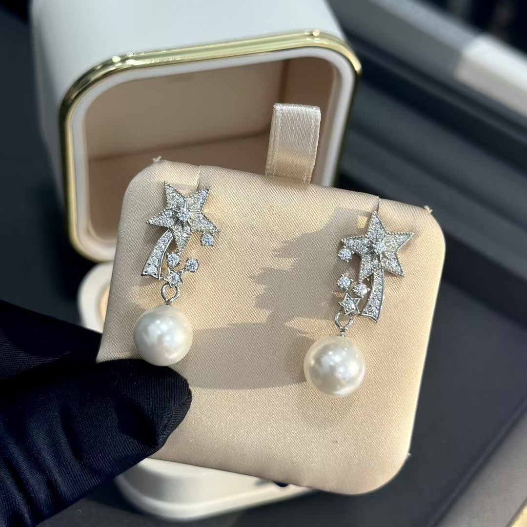 TOP CHANEL Flat Pearl Earrings