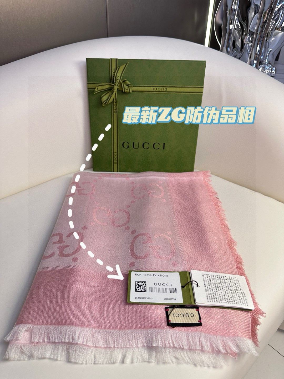 TOP GUCCI Gold-threaded Jacquard Shawl Scarf 140 x 140 cm - 2 Colors