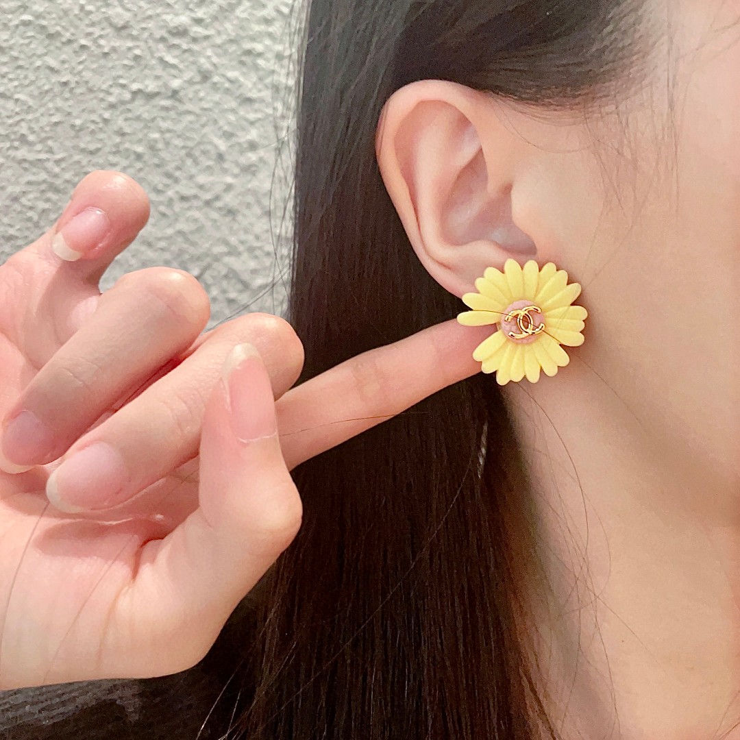 TOP CHANEL CC Earrings- 2 Colors