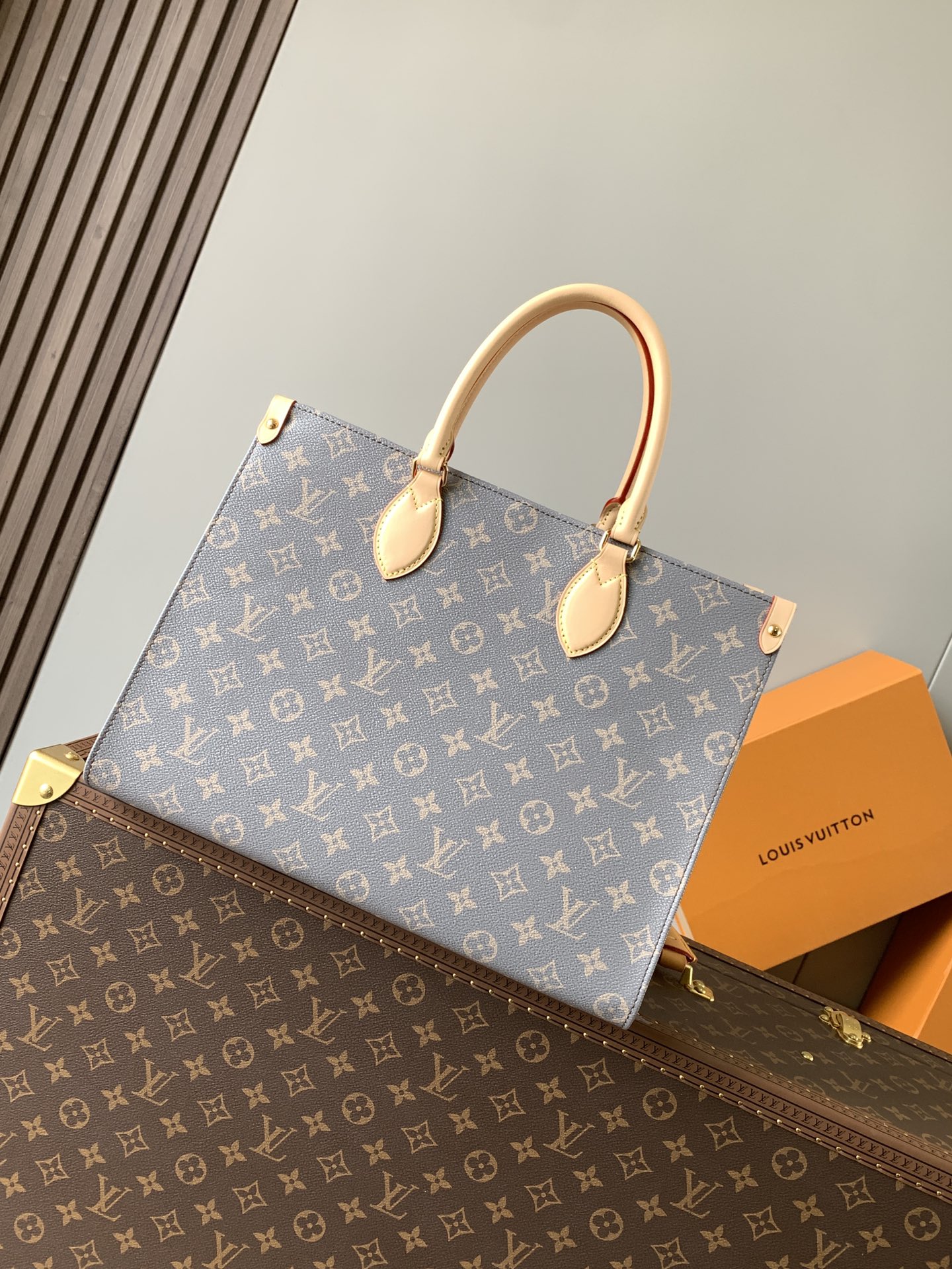 TOP Louis Vuitton LV On The Go MM 35x27x14cm - Gray