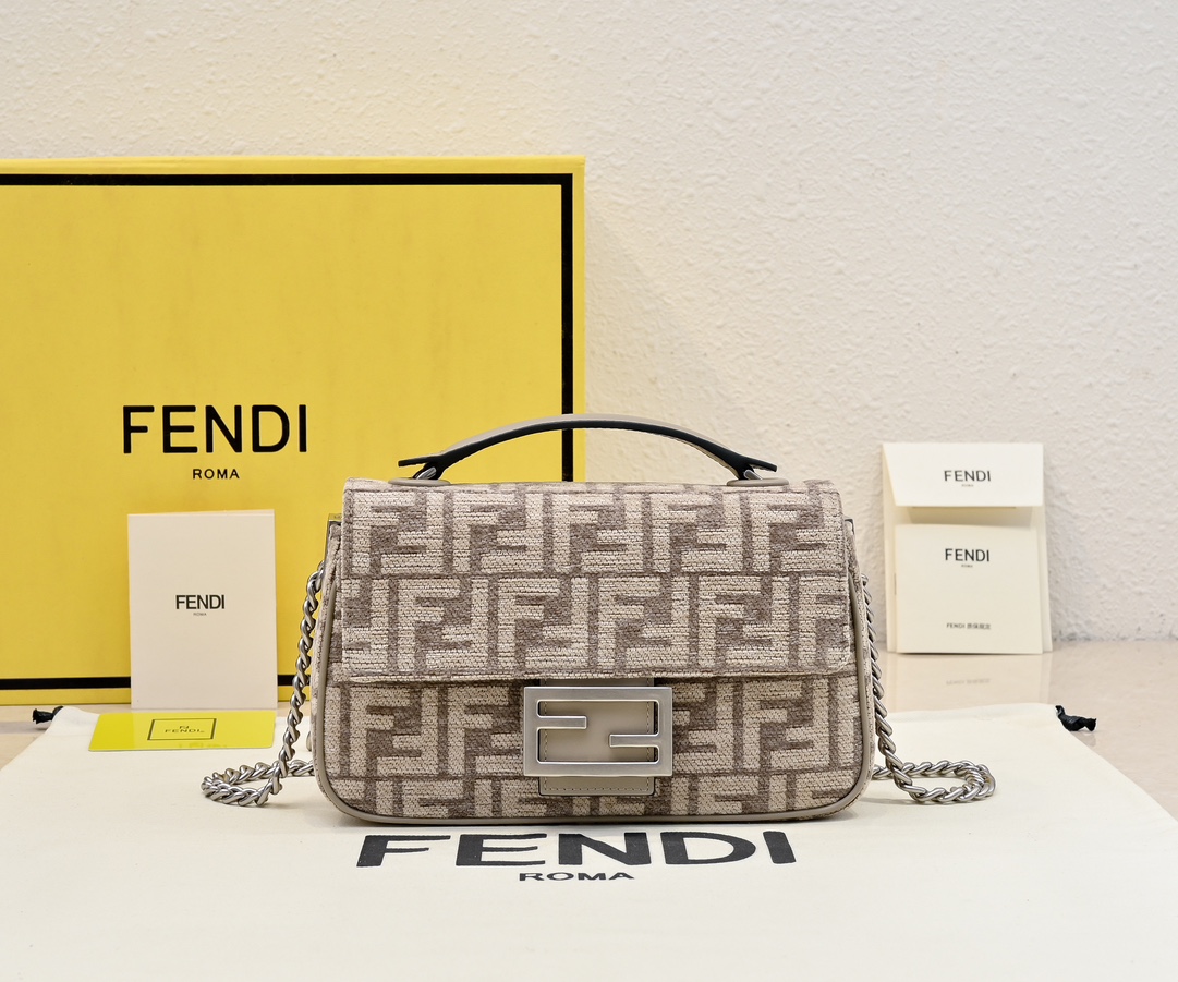 TOP FENDI Iconic Baquette Chain Bag 24x14.5x7cm - Brown