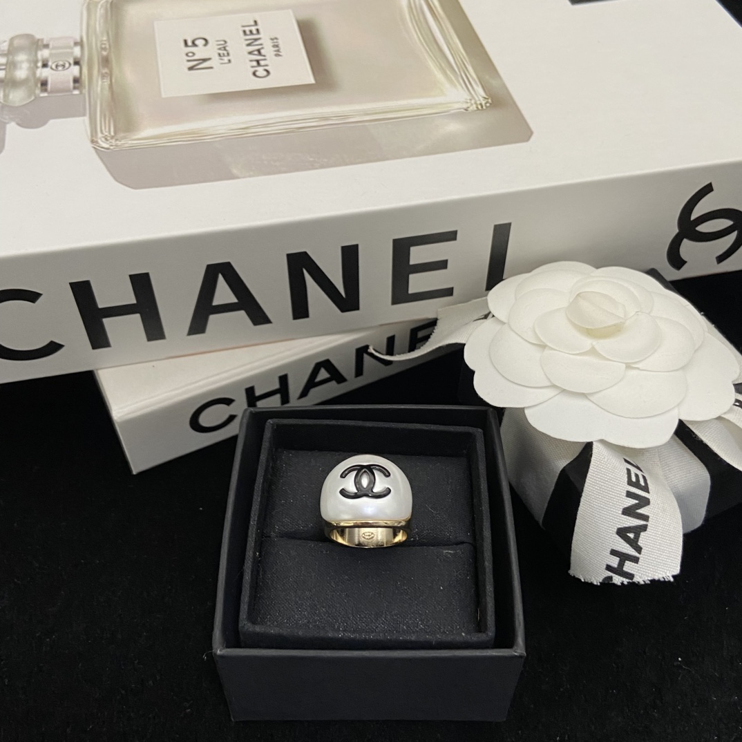TOP CHANEL Ring - Gold and White