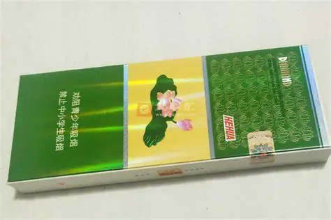 钻石（细支荷花）烤烟细支，97mm，20 支 / 包，绿金浮雕硬盒，滤嘴带绿色香线，无爆珠
理化参数：焦油 6mg，烟碱 0.6mg，一氧化碳 6mgRM280.00oknoni钻石（细支荷花） - oknoni