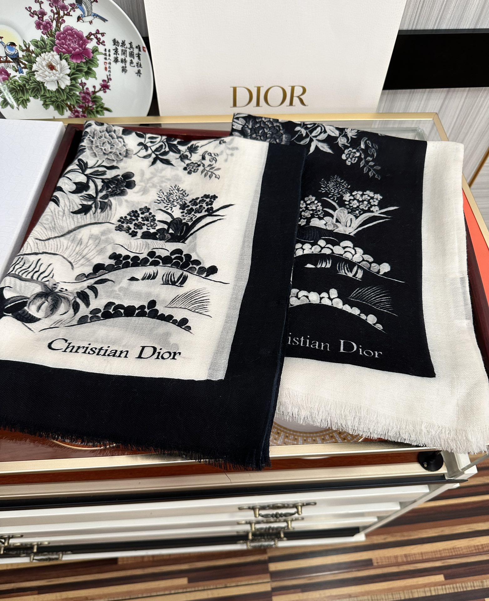 TOP Christian Dior Nature Scene of Birds and Flowers Patterned Fleece Scarf 100 x 200 cm - 2 Colors