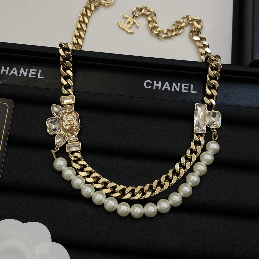 TOP CHANEL Sweater Chain with Pearl and Crystal - Gold