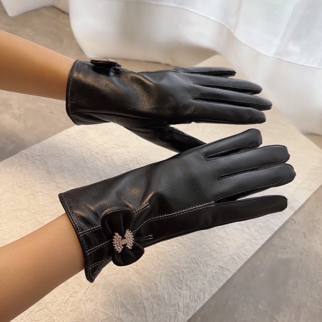 TOP CHANEL  First Grade Sheepskin Women's Gloves - Black