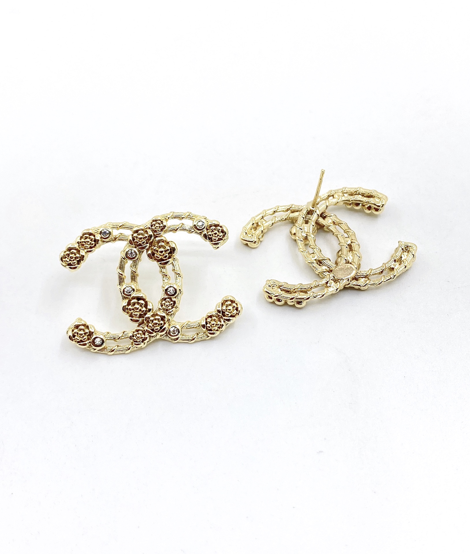 TOP CHANEL Hollow Rose Double C Earrings - Gold