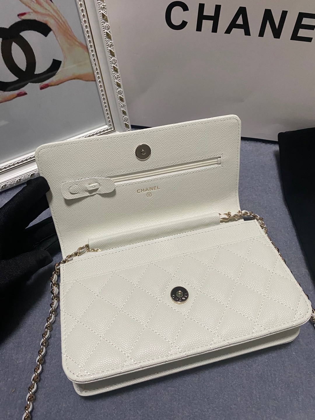 TOP CHANEL WOC Cowhide Bag 19cm - White