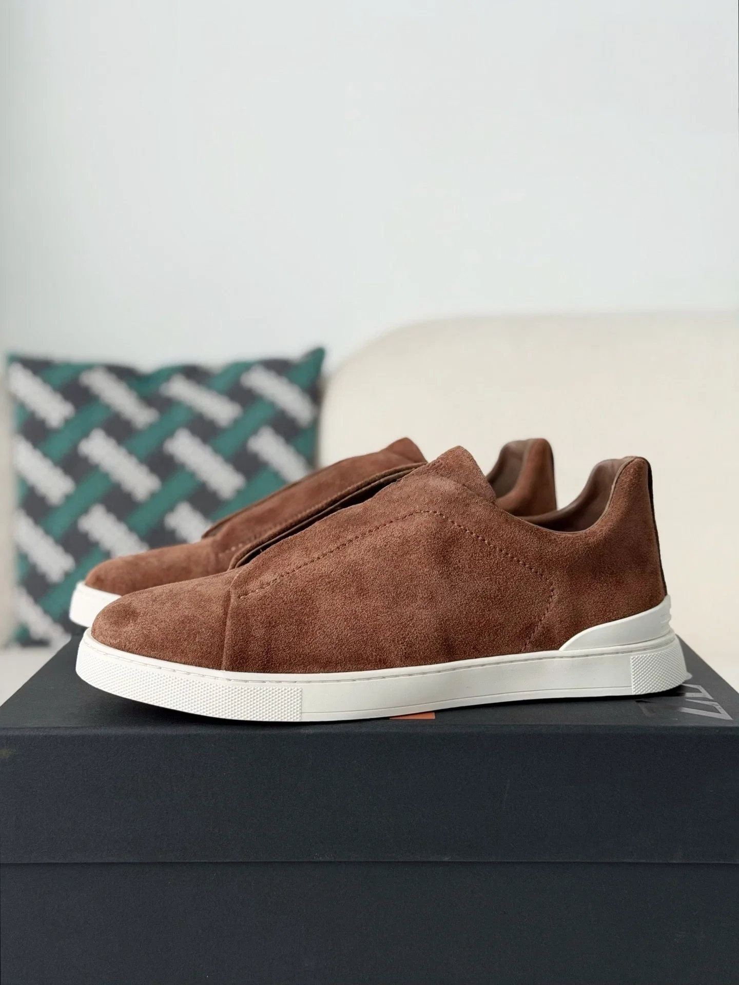 Men Brown Suede Slip‑On Sneakers Elastic Band Low Top Casual Flat Skate Shoes