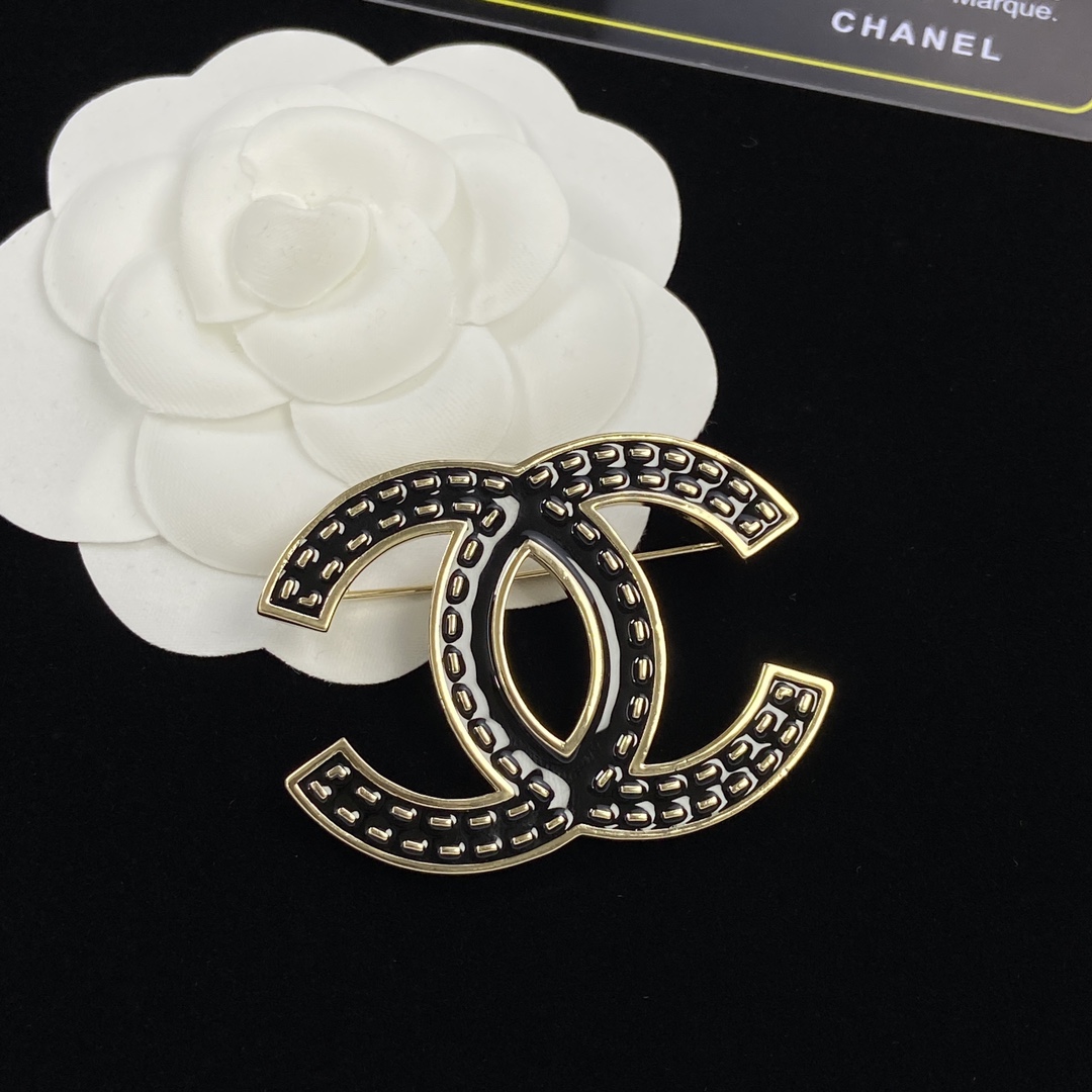 TOP CHANEL Large Metal Logo Brooch - Black