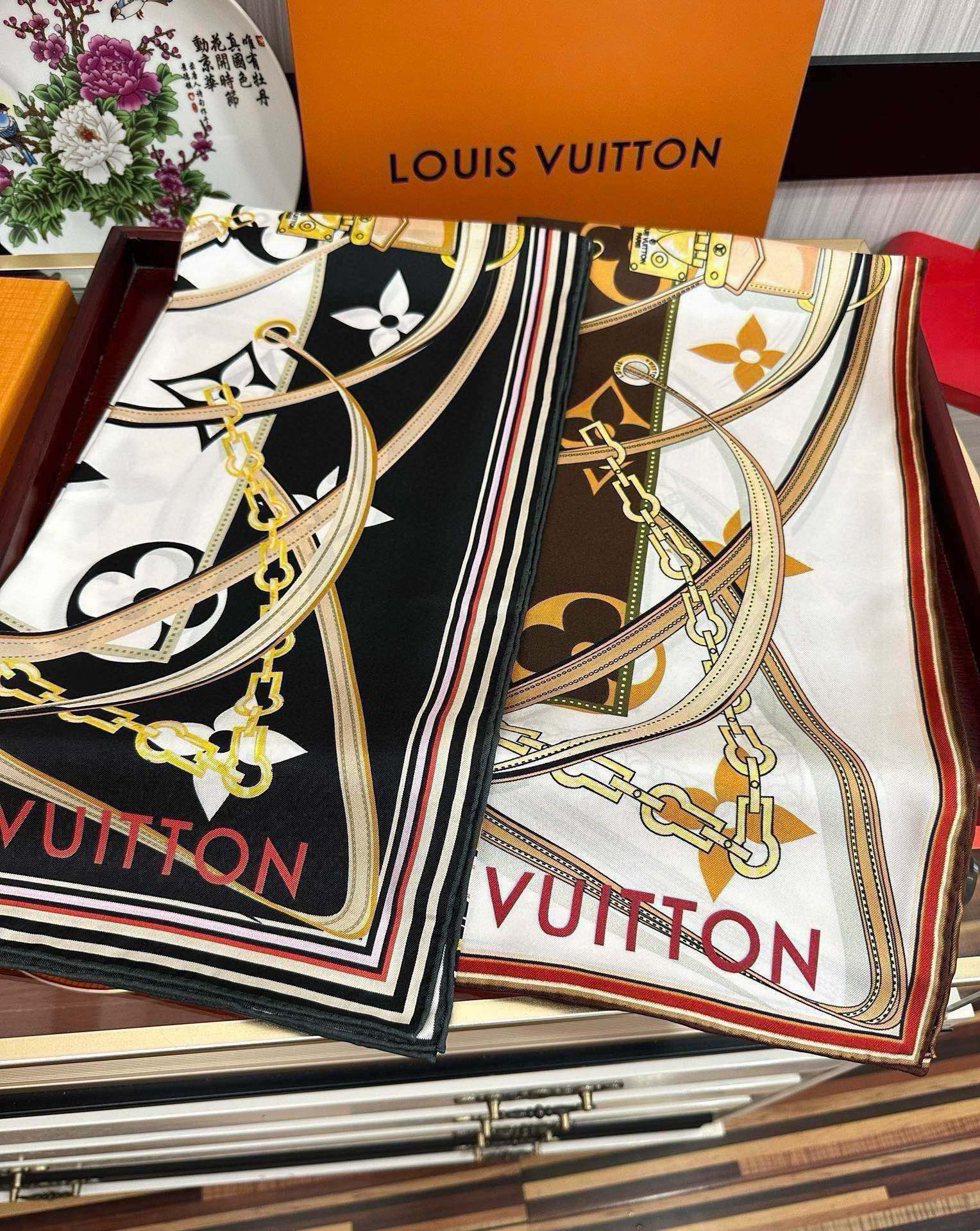 TOP Louis Vuitton LV Silk Square Scarf 90*90cm - 2 Color