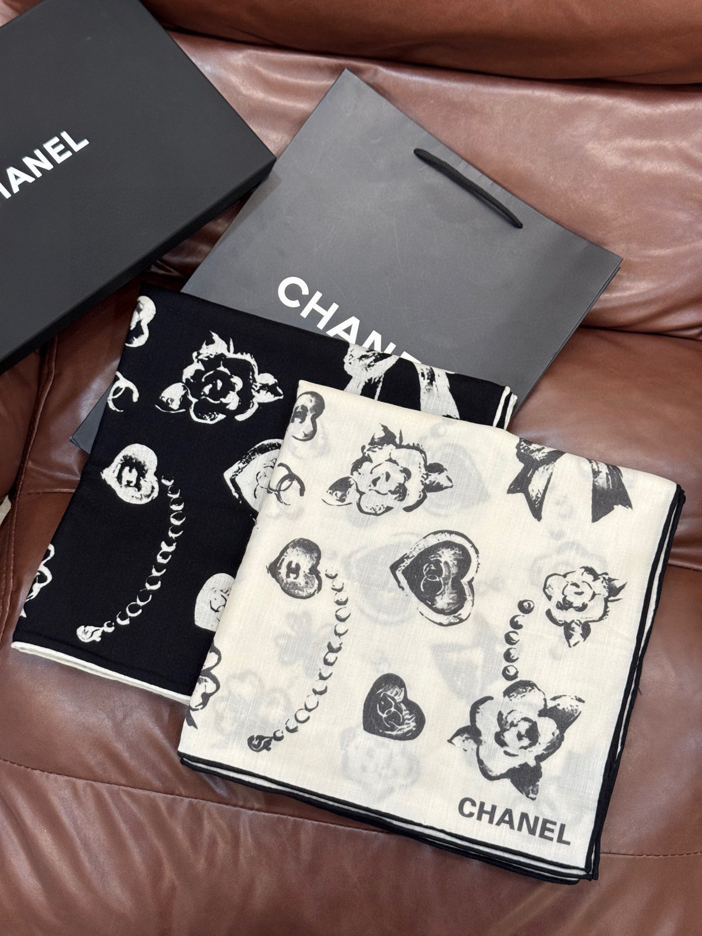 TOP Chanel 70% Cashmere + 30% Silk Scarf 135x135 cm - 2 Colors