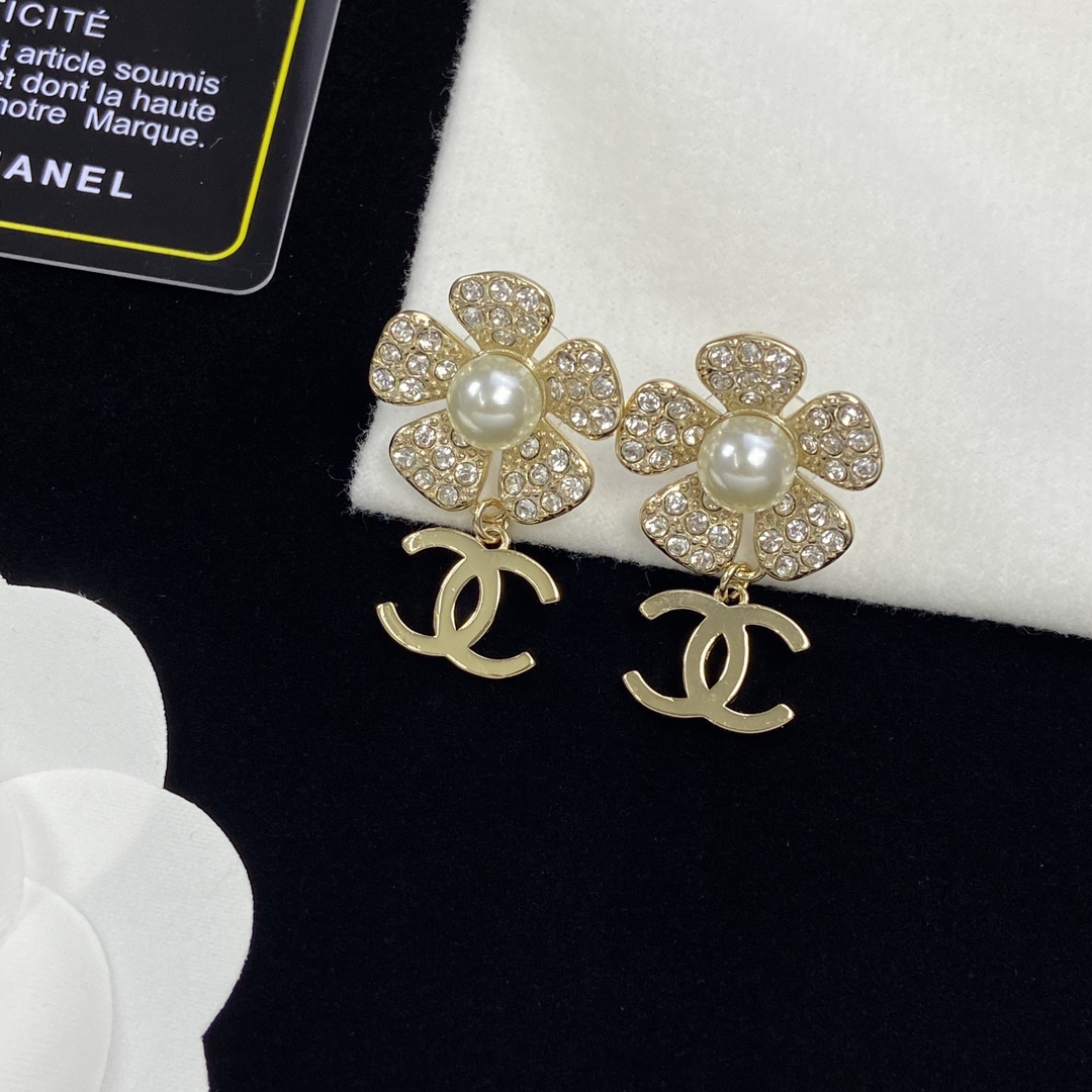 TOP CHANEL Metal Flower Pearl/Diamond Earrings - Gold