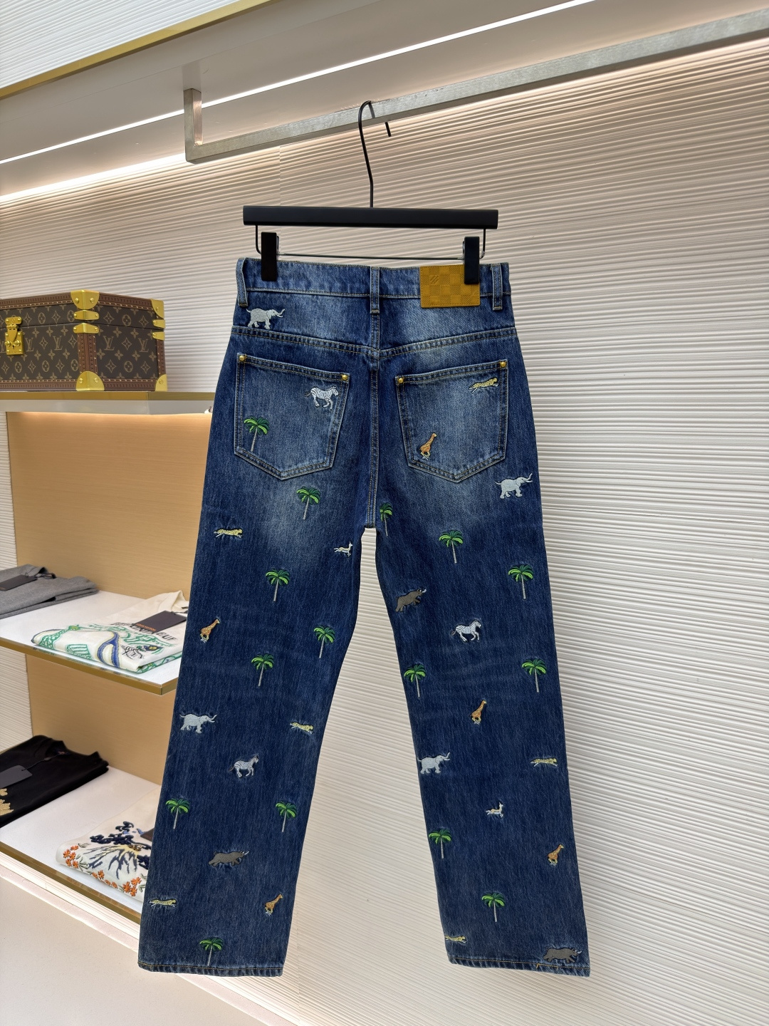 LOUIS VUITTON 满幅动物植物刺绣牛仔长裤