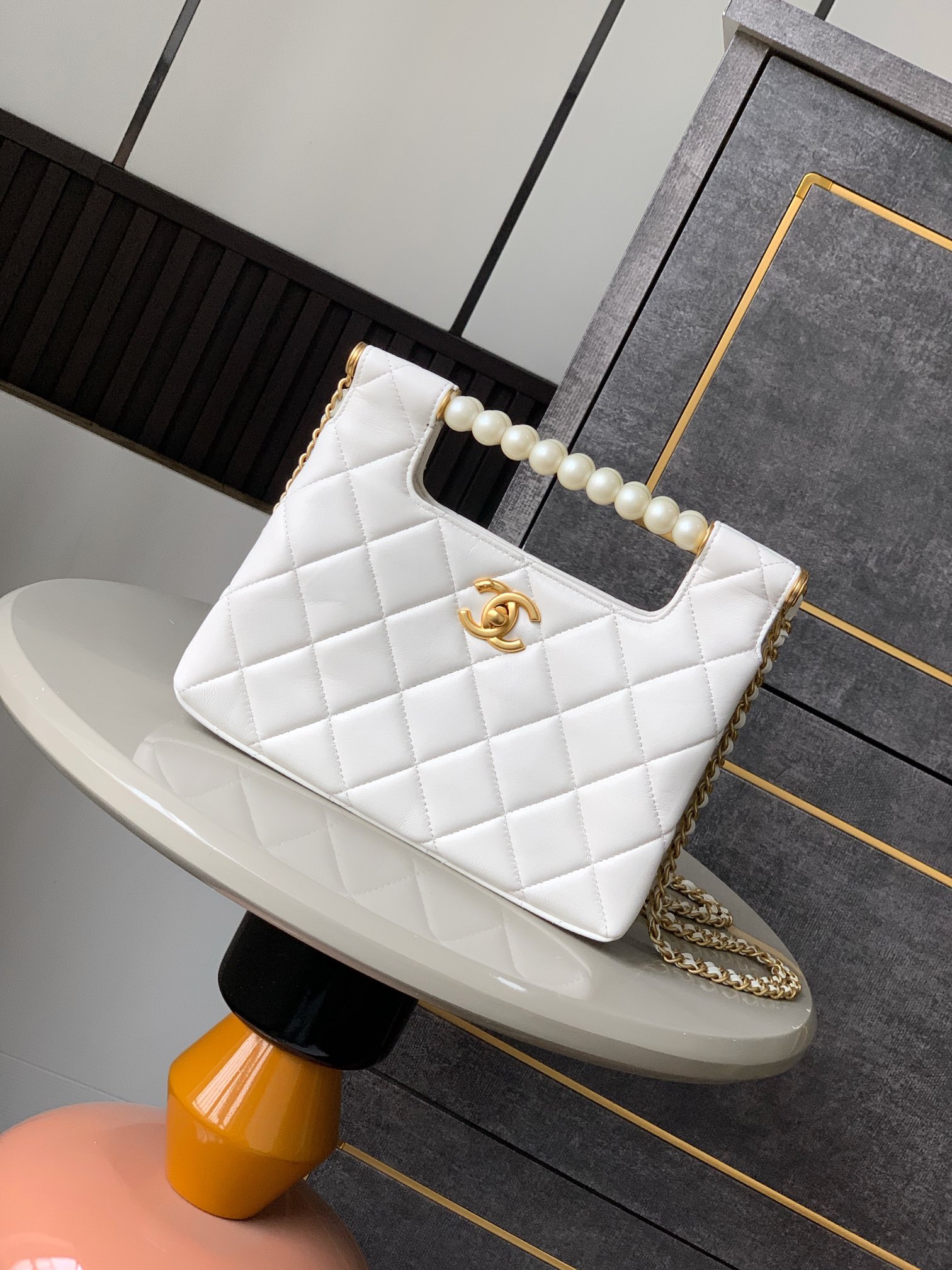 TOP CHANEL Pearl Handle Leather Bag 24x18 cm - 2 Colors