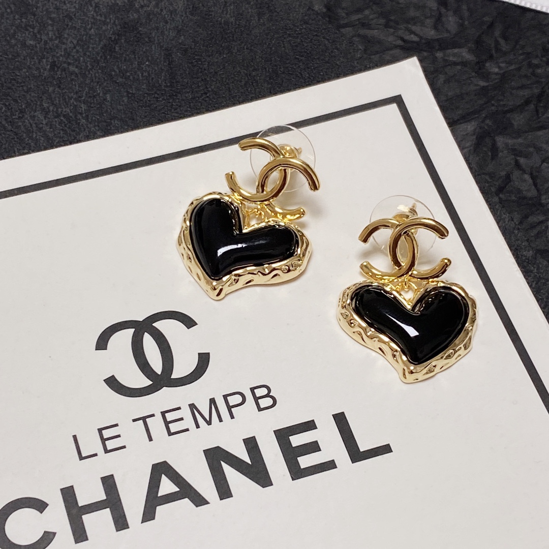 TOP CHANEL Classic Heart Stud Earrings - Black