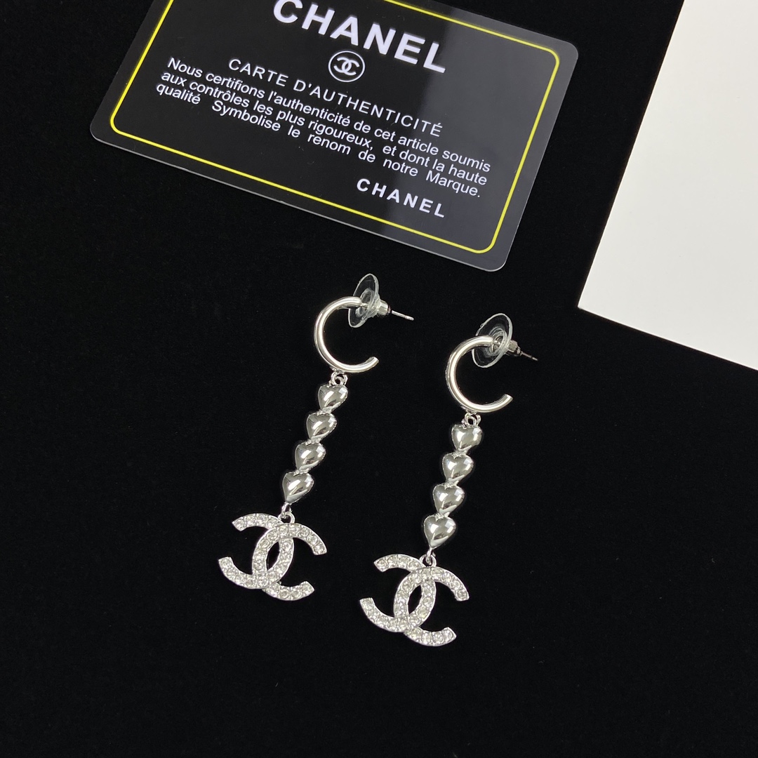 TOP CHANEL Metal Heart/Diamond Earrings - Silver