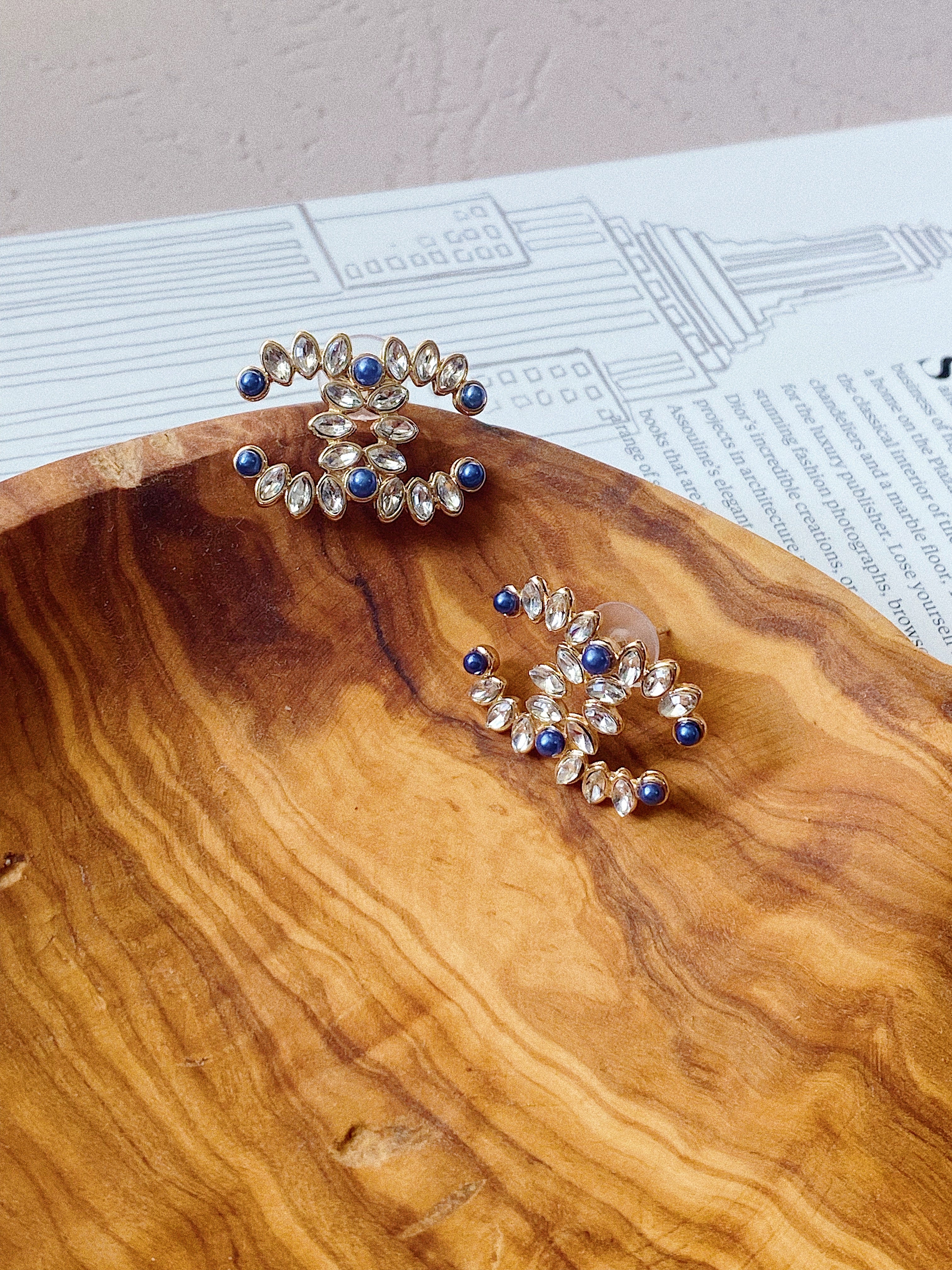 TOP CHANEL Stud Earrings